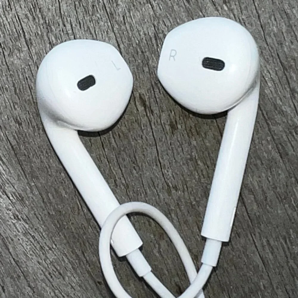 Apple EarPods with Lightning Connector In Ear Canal Headset White